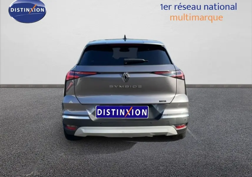 Vue arrière d'une Renault Symbioz gris cassiopée métal, avec feux LED fins et logo central visible.