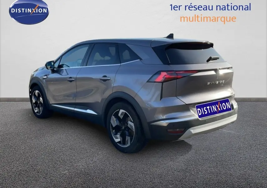 Vue 3/4 arrière droite d'un Renault Symbioz gris cassiopée métal avec feux LED et jantes bi-ton.