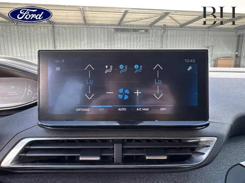 Écran tactile central affichant la climatisation automatique du Peugeot 5008 blanc nacré, vue de face intérieure.