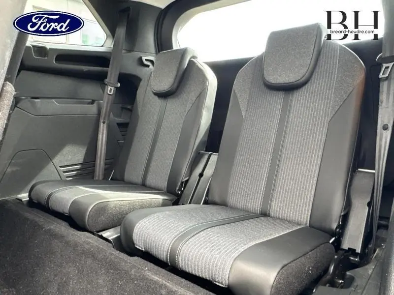 Vue rapprochée des sièges arrière en tissu gris et noir du Peugeot 5008, avec ceintures de sécurité visibles.