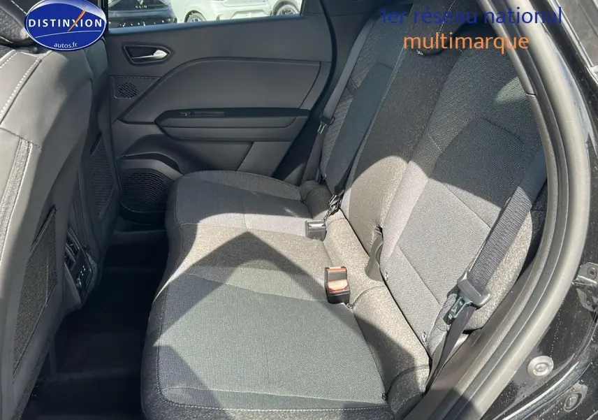 Vue côté droit de la banquette arrière noire étoile du Renault Captur 1.6 e-tech hybride 2025 avec ceintures visibles.