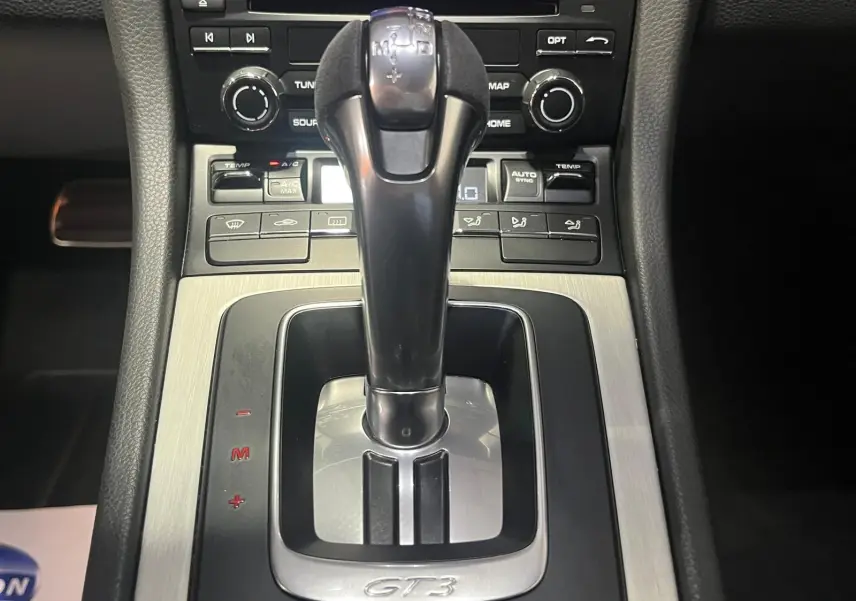 Le levier de vitesses automatique avec inscription GT3 au centre de la console d'une Porsche 911 GT3 bleu saphir.