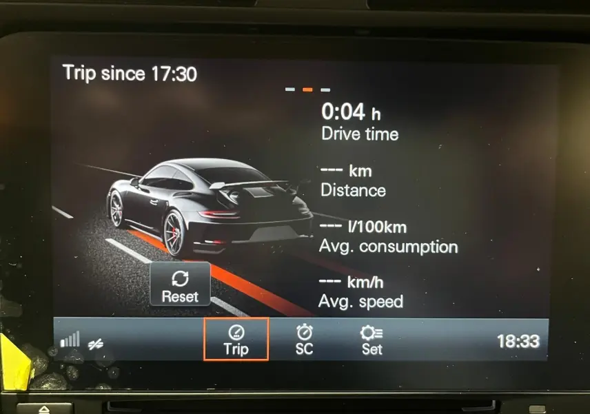 Affichage numérique montrant une Porsche 911 GT3 vue de l'arrière en gris foncé sur l'écran de bord.