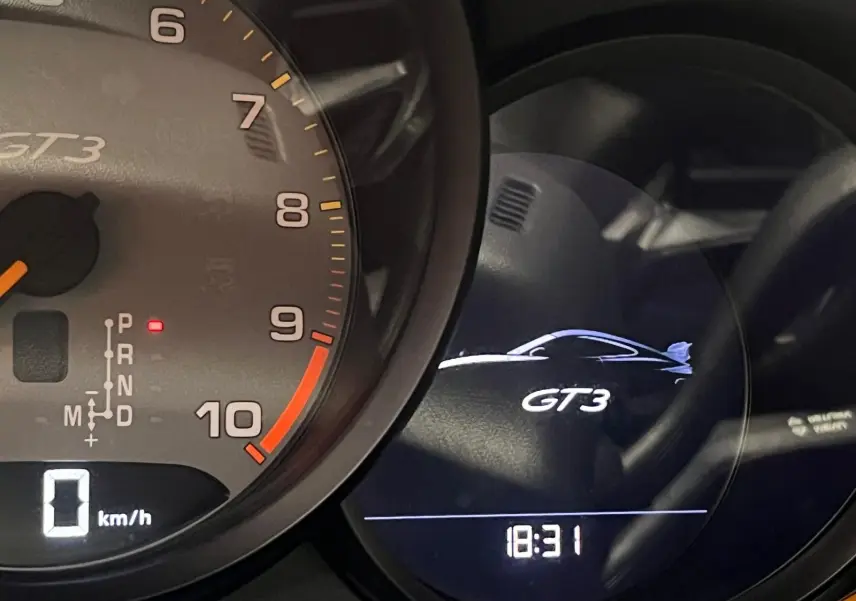 Gros plan sur le tableau de bord de la Porsche 911 GT3 avec compte-tours et affichage digital GT3 à 18h31.