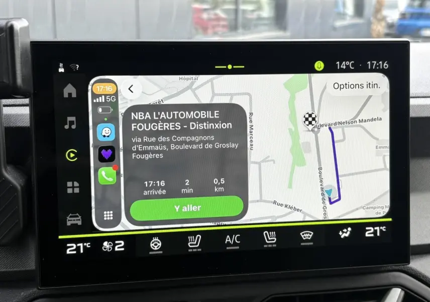 Écran tactile 10,1" du tableau de bord Dacia Bigster blanc, affichant la navigation connectée avec itinéraire.