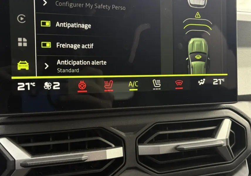 Gros plan sur l'écran tactile central et les aérateurs hexagonaux du tableau de bord du Dacia Bigster.