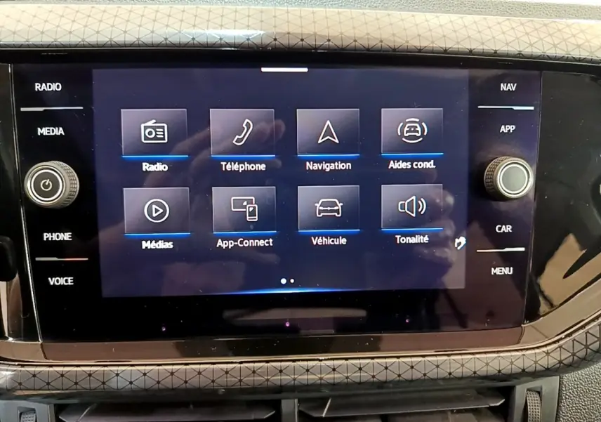 Écran tactile central du Volkswagen T-Cross noir 2022 affichant le menu principal avec navigation et aides à la conduite.