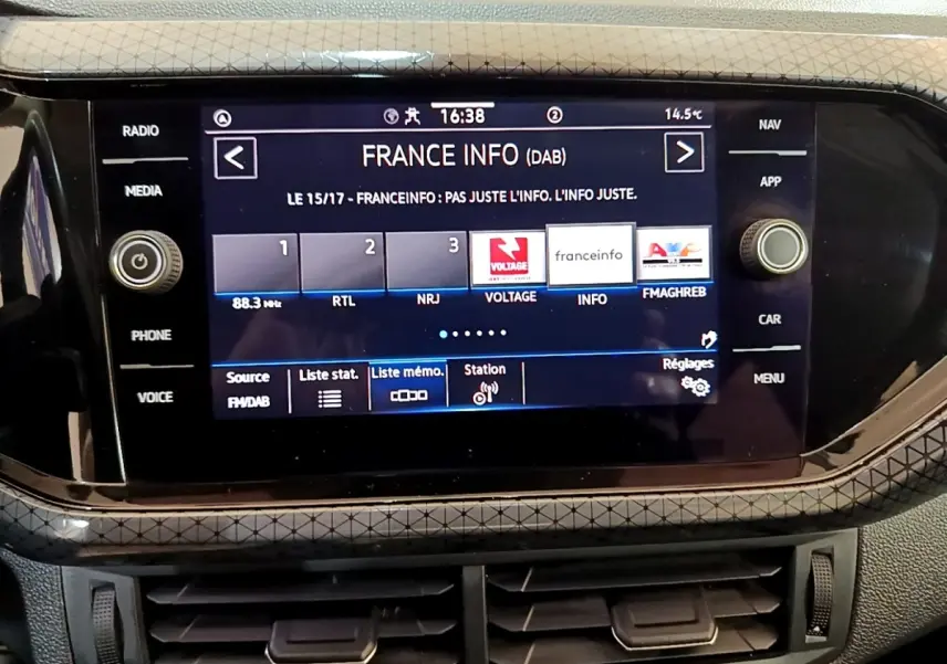 Écran tactile central du Volkswagen T-Cross 2022 affichant la radio France Info en mode DAB.