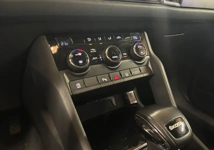 Gros plan sur la console centrale intérieure du Skoda Kodiaq 2023, avec commandes climatisation et levier de vitesse noir.