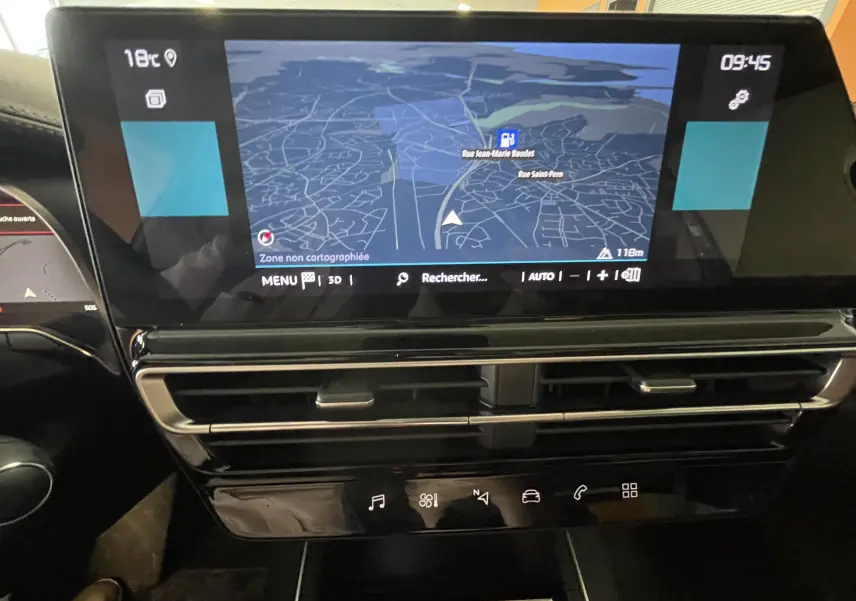Écran tactile central du tableau de bord du Citroën C5 Aircross gris platinium, affichant la navigation GPS.