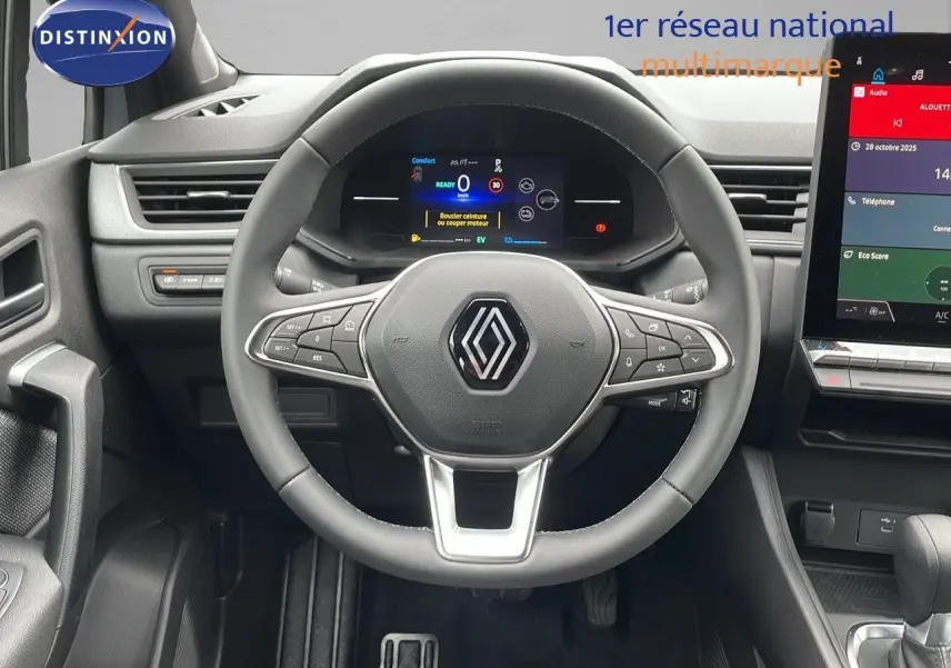 Vue rapprochée du volant multifonction et du tableau de bord numérique du Renault Captur E-Tech hybride 2025.