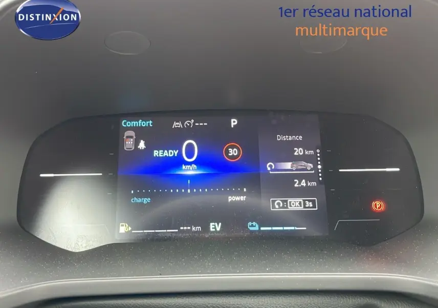 Tableau de bord numérique du Renault Captur E-Tech Hybrid 2025 affichant vitesse et autonomie en mode confort.