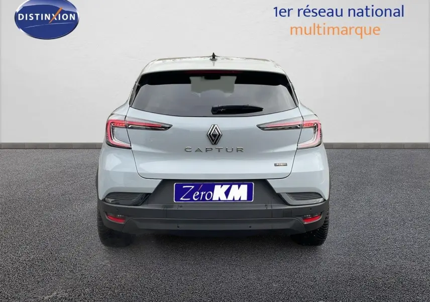 Vue arrière du Renault Captur E-Tech hybride gris Rafale avec toit beige, mettant en valeur ses feux LED distinctifs.