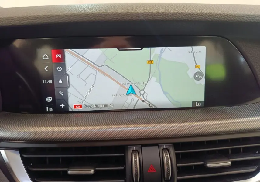 Écran tactile central affichant la navigation GPS dans l’habitacle de l’Alfa Romeo Stelvio 2024.