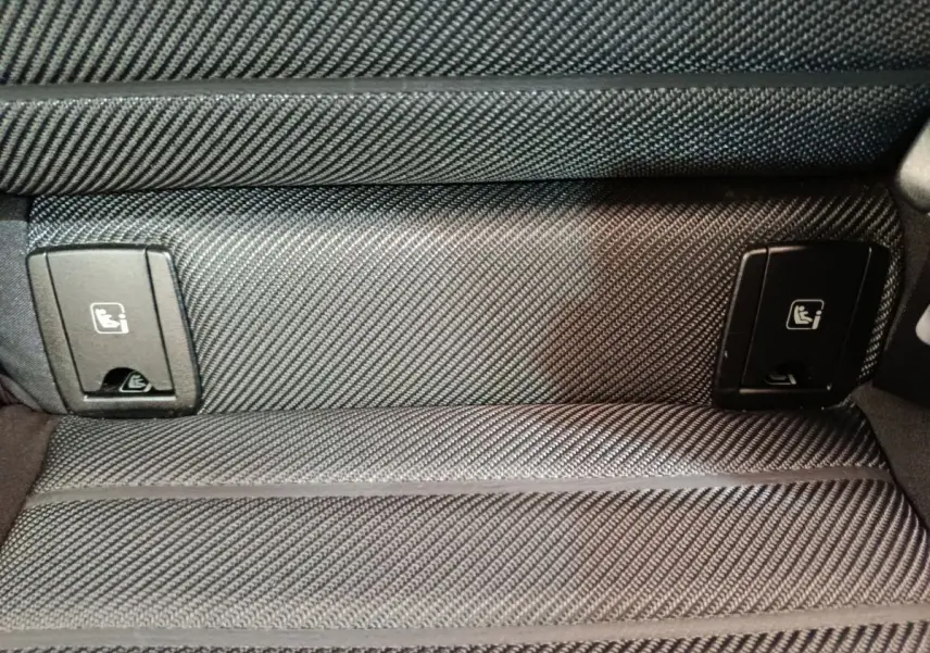 Gros plan sur les fixations Isofix arrière en tissu gris foncé de l'Alfa Romeo Stelvio 2024.