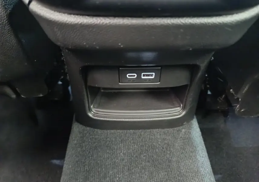 Vue rapprochée des ports USB arrière dans l'habitacle de l'Alfa Romeo Stelvio gris foncé 2024.