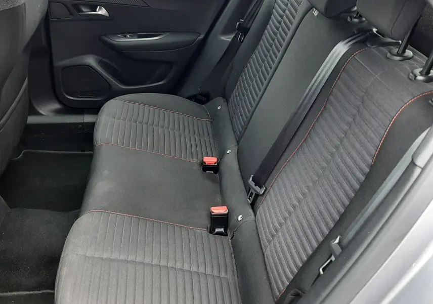Vue intérieure côté droit des sièges arrière en tissu gris foncé avec surpiqûres rouges du Peugeot 2008 gris Artense 2020.