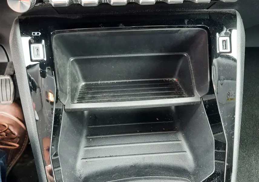 Vue rapprochée de la console centrale noire du Peugeot 2008 2020 avec boutons de commande et ports USB visibles.