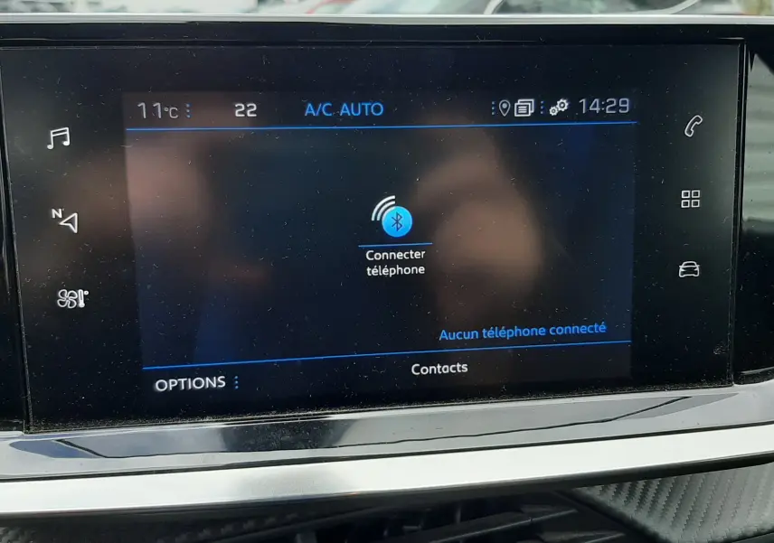 Écran tactile central de la Peugeot 2008 2020 affichant la connexion Bluetooth pour téléphone, intérieur gris.