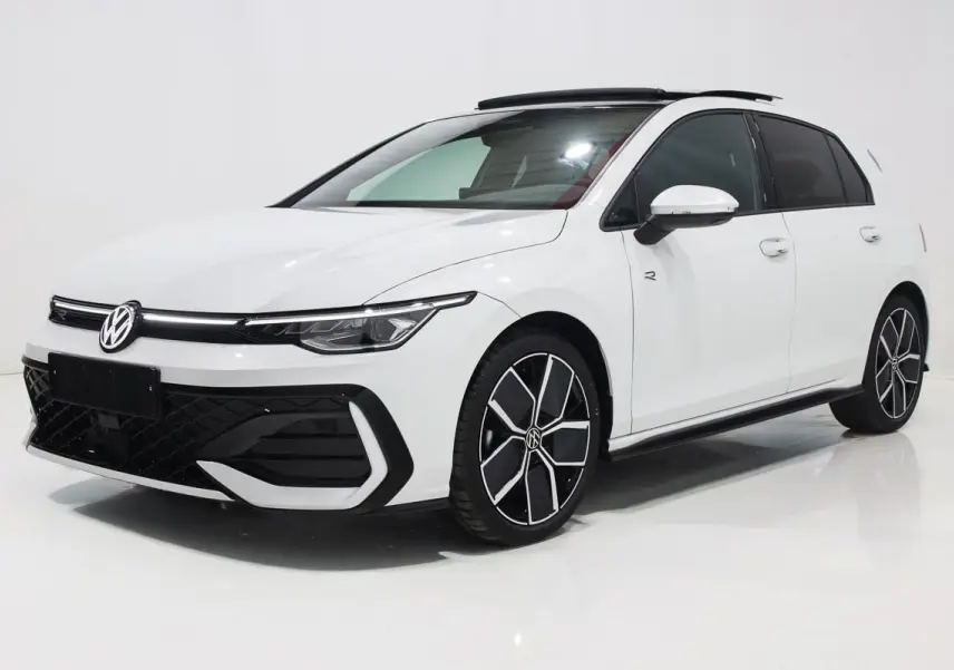 Vue 3/4 avant droite d'une Volkswagen Golf 2.0 TDI blanche avec toit panoramique et jantes alliage 18 pouces.