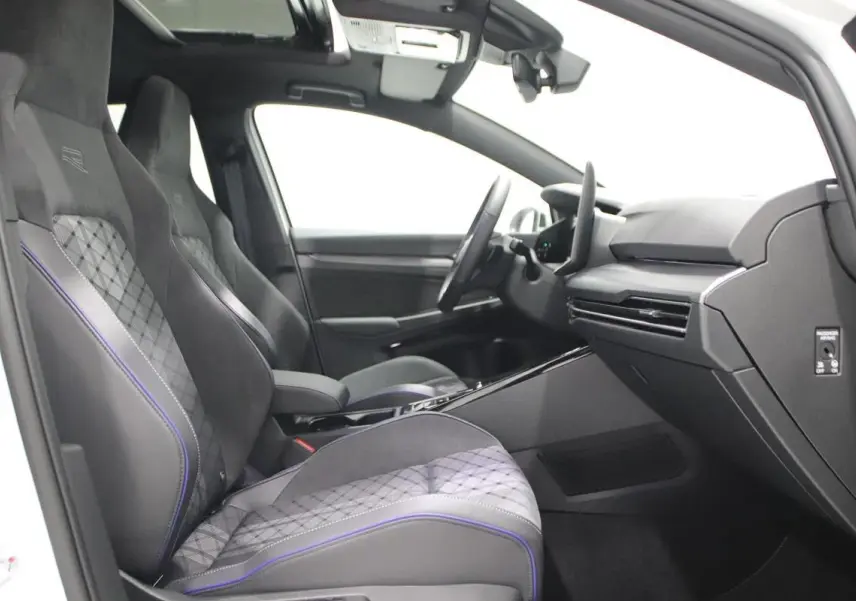 Vue intérieure côté gauche de la Volkswagen Golf 2.0 TDI R-Line blanche avec sièges sport et toit panoramique.