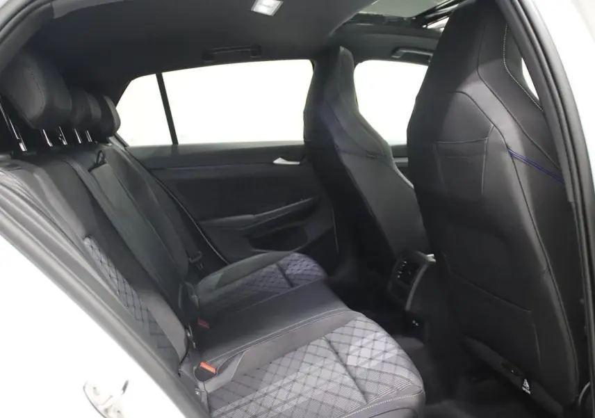 Vue intérieure arrière côté gauche de la Volkswagen Golf 2.0 TDI 150 DSG R-Line blanche, sièges sport en cuir noir avec surpiqûres.