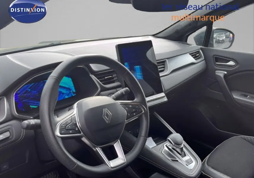 Vue intérieure côté conducteur du Renault Symbioz 2025, tableau de bord noir avec écran tactile vertical et volant multifonction.