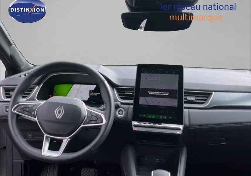 Vue intérieure avant du tableau de bord gris noir de la Renault Symbioz 2025 avec écran tactile vertical et volant multifonction.