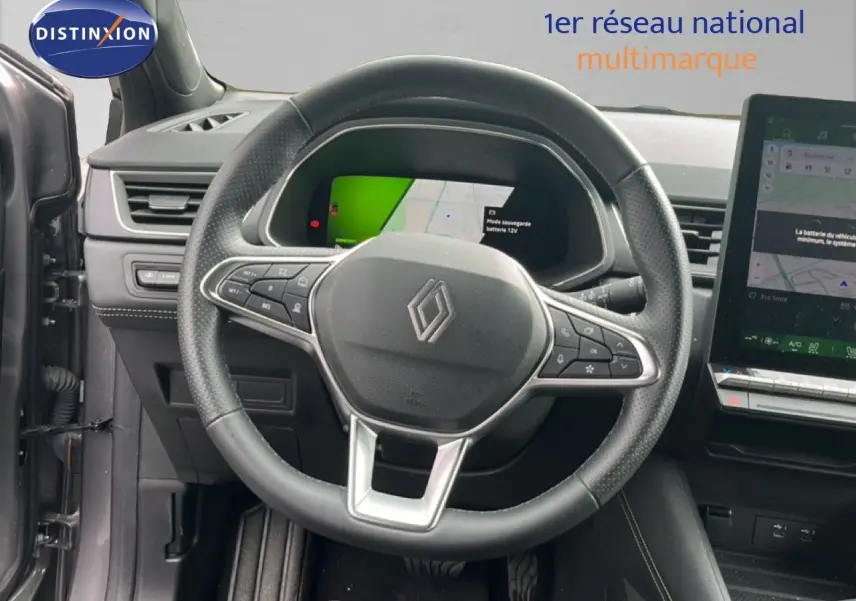 Vue intérieure centrée sur le volant noir du Renault Symbioz 2025 avec tableau de bord digital et écran tactile latéral.