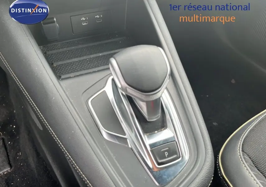Gros plan sur la commande de boîte automatique dans l'habitacle noir du Renault Symbioz gris Cassiopée.