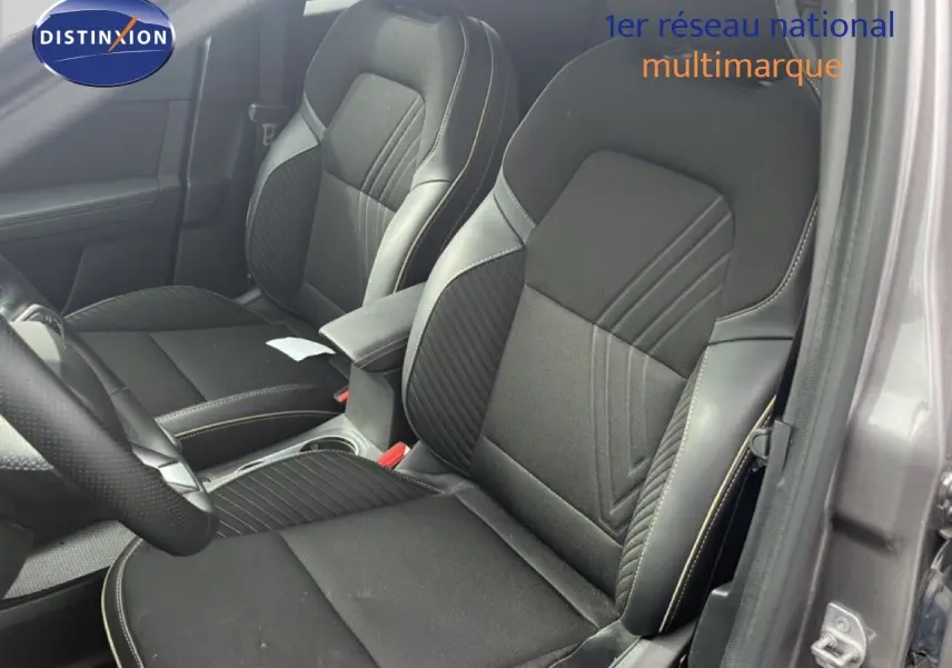 Vue intérieure des sièges avant en tissu noir avec surpiqûres contrastantes du Renault Symbioz gris cassiopée 2025.