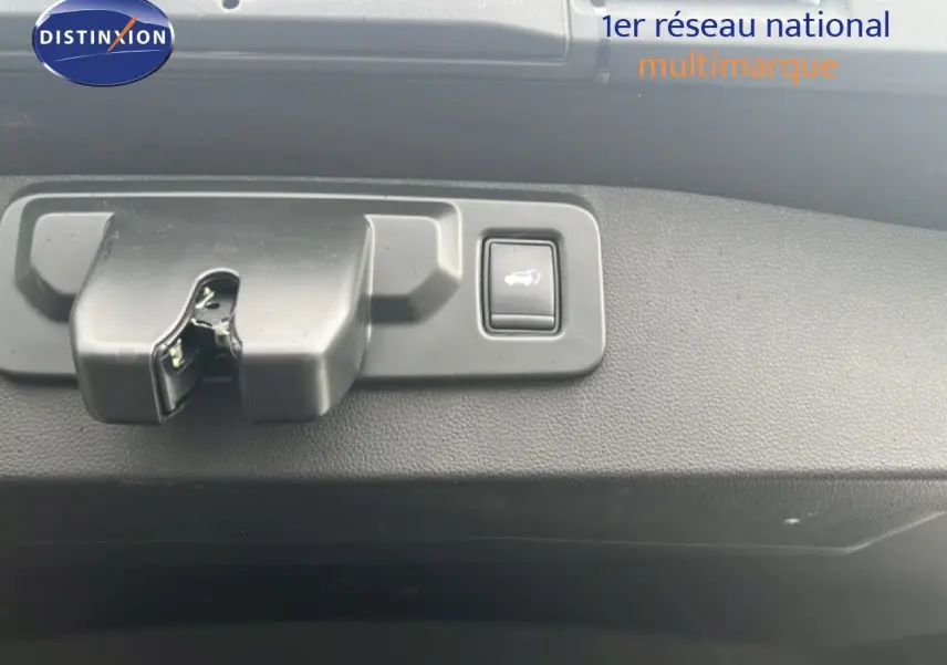 Détail du bouton d'ouverture du hayon sur la porte arrière d'un Renault Symbioz gris cassiopée métal.