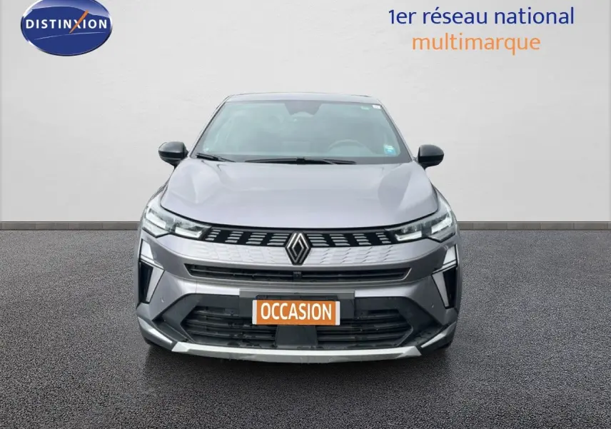Vue frontale d'une Renault Symbioz gris cassiopée métal 2025 avec calandre moderne et logo central distinctif.