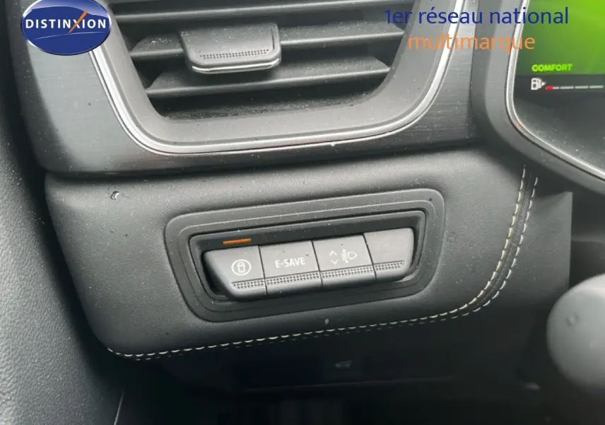Détail intérieur montrant les commandes E-SAVE et réglage des phares sur tableau de bord noir du Renault Symbioz 2025.