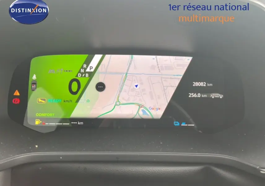 Tableau de bord numérique du Renault Symbioz 2025 affichant la navigation et l'état hybride en vue frontale.