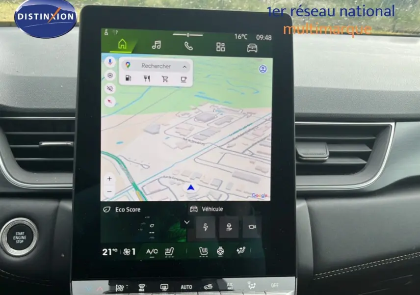 Vue rapprochée de l’écran tactile central du tableau de bord du Renault Symbioz gris cassiopée métal, affichant la navigation GPS.