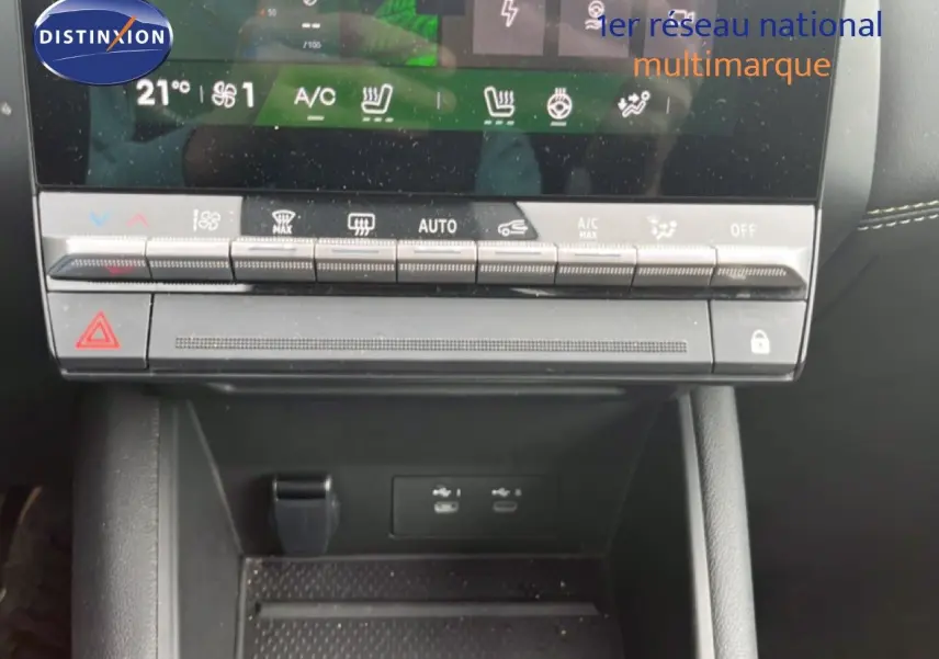 Détail de la console centrale avec commandes climatisation et ports USB du Renault Symbioz gris Cassiopée.