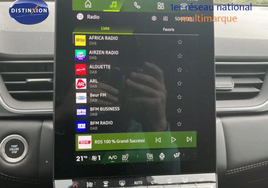 Vue intérieure du tableau de bord du Renault Symbioz gris cassiopée métal, avec écran tactile central affichant la radio digitale.