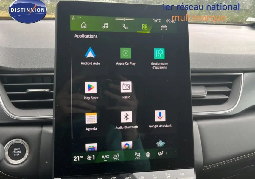 Vue intérieure centrée sur l'écran tactile du tableau de bord du Renault Symbioz gris cassiopée métal, affichant les applications connectées.