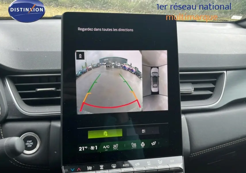 Vue intérieure centrée sur l'écran tactile affichant la caméra de recul du Renault Symbioz gris Cassiopée métal.