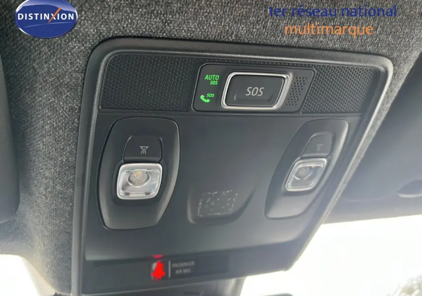 Vue en gros plan du plafonnier intérieur noir avec boutons d’éclairage et alerte SOS du Renault Symbioz gris cassiopée métal.