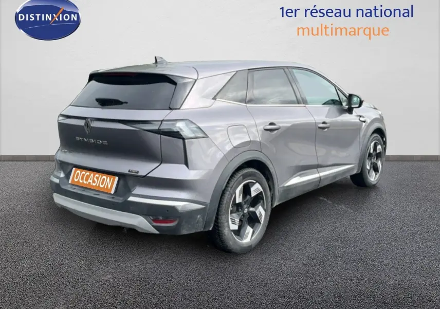 Vue 3/4 arrière droite d’un Renault SYMBIOZ gris cassiopée métal, soulignant ses lignes modernes et ses jantes stylisées.