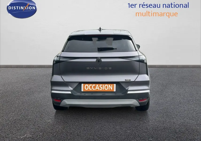 Vue arrière d'une Renault Symbioz gris cassiopée métal avec logo et feux LED fins, sur fond neutre.