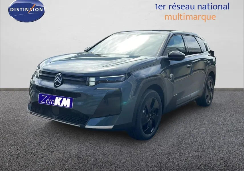 Vue 3/4 avant droite du Citroën C5 Aircross Hybrid 145ch en vert Astoria métallisé avec jantes noires.