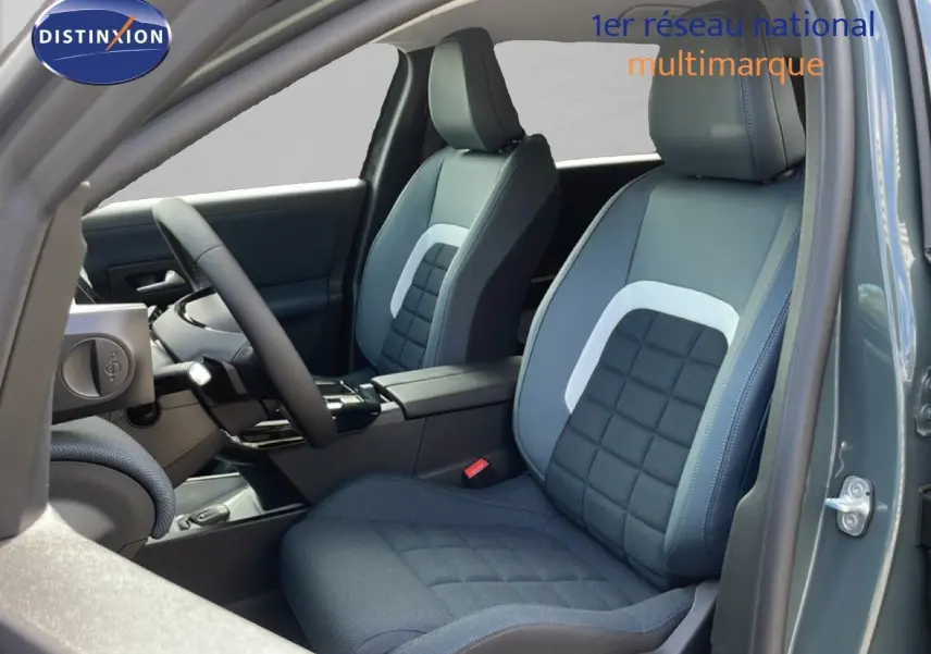 Vue intérieure côté conducteur du Citroën C5 Aircross Hybrid 2026 avec sièges tissu bleu et cuir gris clair.