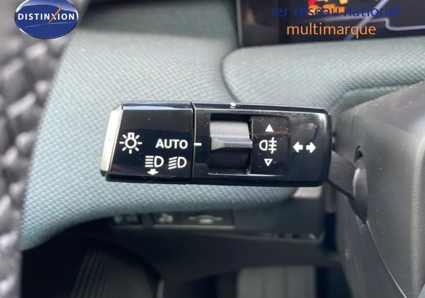 Gros plan sur la commande des feux et clignotants à gauche du volant dans un Citroën C5 Aircross Hybrid 2026.