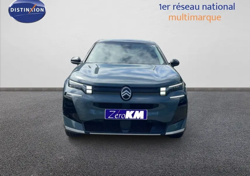 Vue frontale du Citroën C5 Aircross Hybrid 145ch en vert Astoria Metal avec feux LED distinctifs allumés.