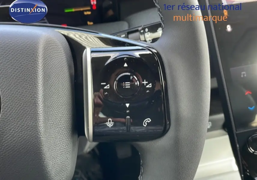 Gros plan sur les commandes au volant du Citroën C5 Aircross Hybrid 2026, avec finition cuir noir et boutons tactiles.