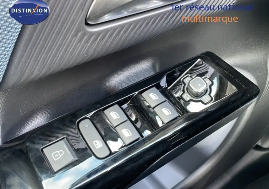 Gros plan sur les commandes de lève-vitres et rétroviseurs côté conducteur du Citroën C5 Aircross Hybrid, finition noire brillante.