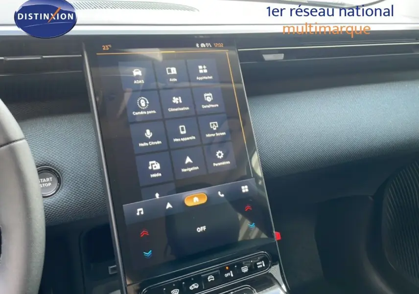 Vue intérieure centrée sur l’écran tactile vertical du tableau de bord du Citroën C5 Aircross Hybrid 2026.